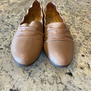 Women’s size 10w Clark’s beige Flat. NEW with tags. Never worn.